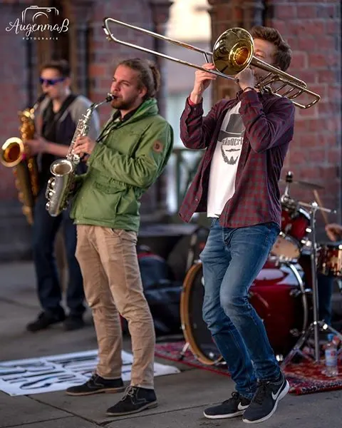 Posaunist und Saxophonist von Duke Brass bei einem Straßenkonzert