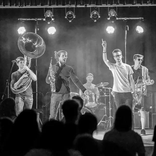 Duke Brass und das Publikum bei einem Konzert in Schwarzweiß
