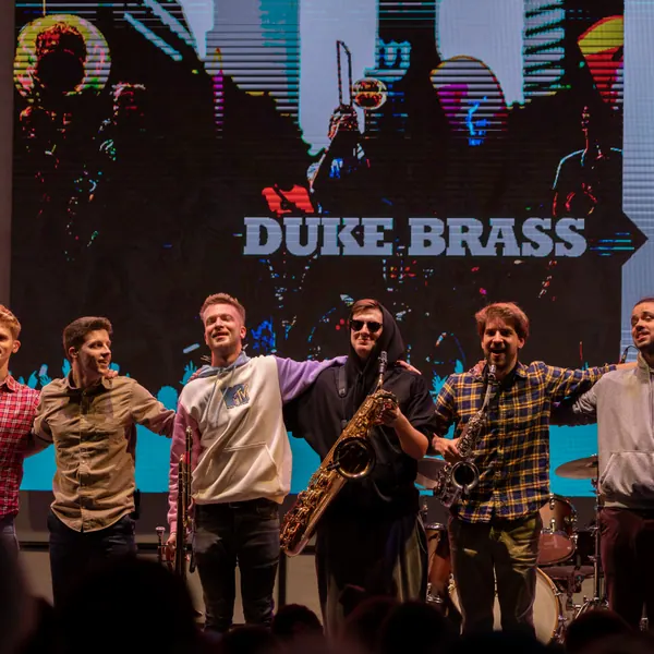 Duke Brass steht nach einem Konzert gemeinsam auf der Bühne