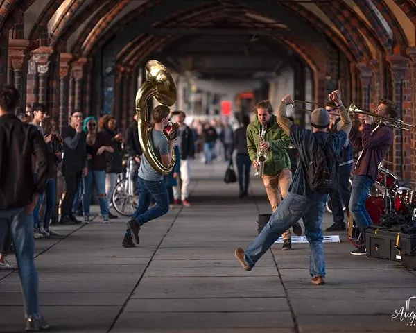 Duke Brass spielt ein Straßenkonzert unter historischen Backsteinbögen