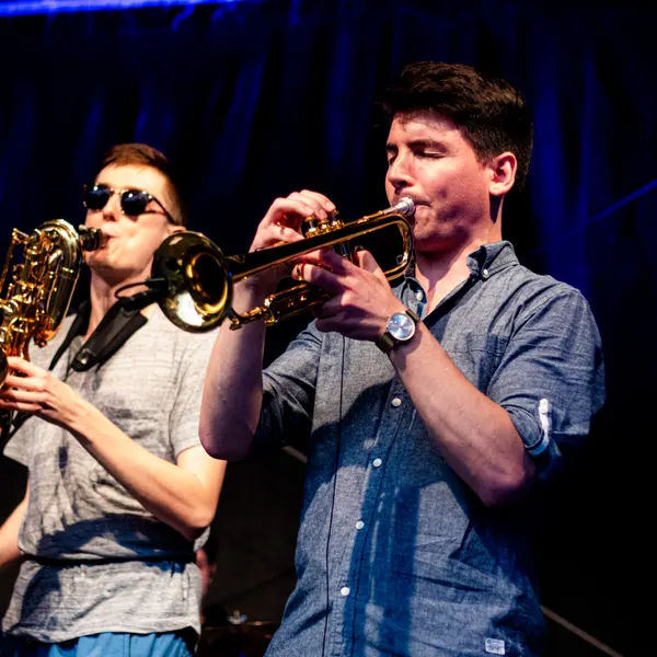 Finley und Gabriel spielen Baritonsaxophon und Trompete